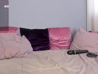 Mollyy Bloom webcam model stream image